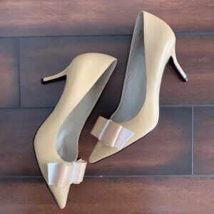 NWOT Mojo Moxy Modcloth Kitten Heel Tan Nude Bow Business Pointed Preppy